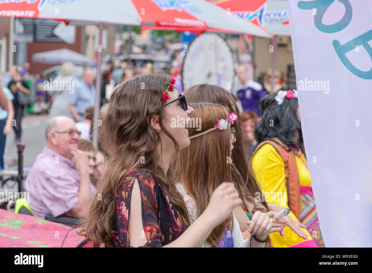 Sint Gillis Waas, Belgien, 3. August 2019, merken Woodstock Festival, Liebe, Frieden und Verständigung. Flower power Mädchen hat eine Menge Spaß Stockfoto
