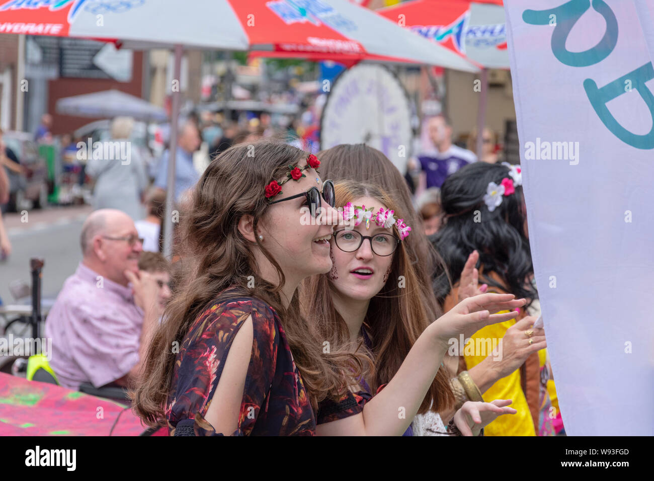 Sint Gillis Waas, Belgien, 3. August 2019, merken Woodstock Festival, Liebe, Frieden und Verständigung. Flower power Mädchen mit Blumen im Haar Stockfoto