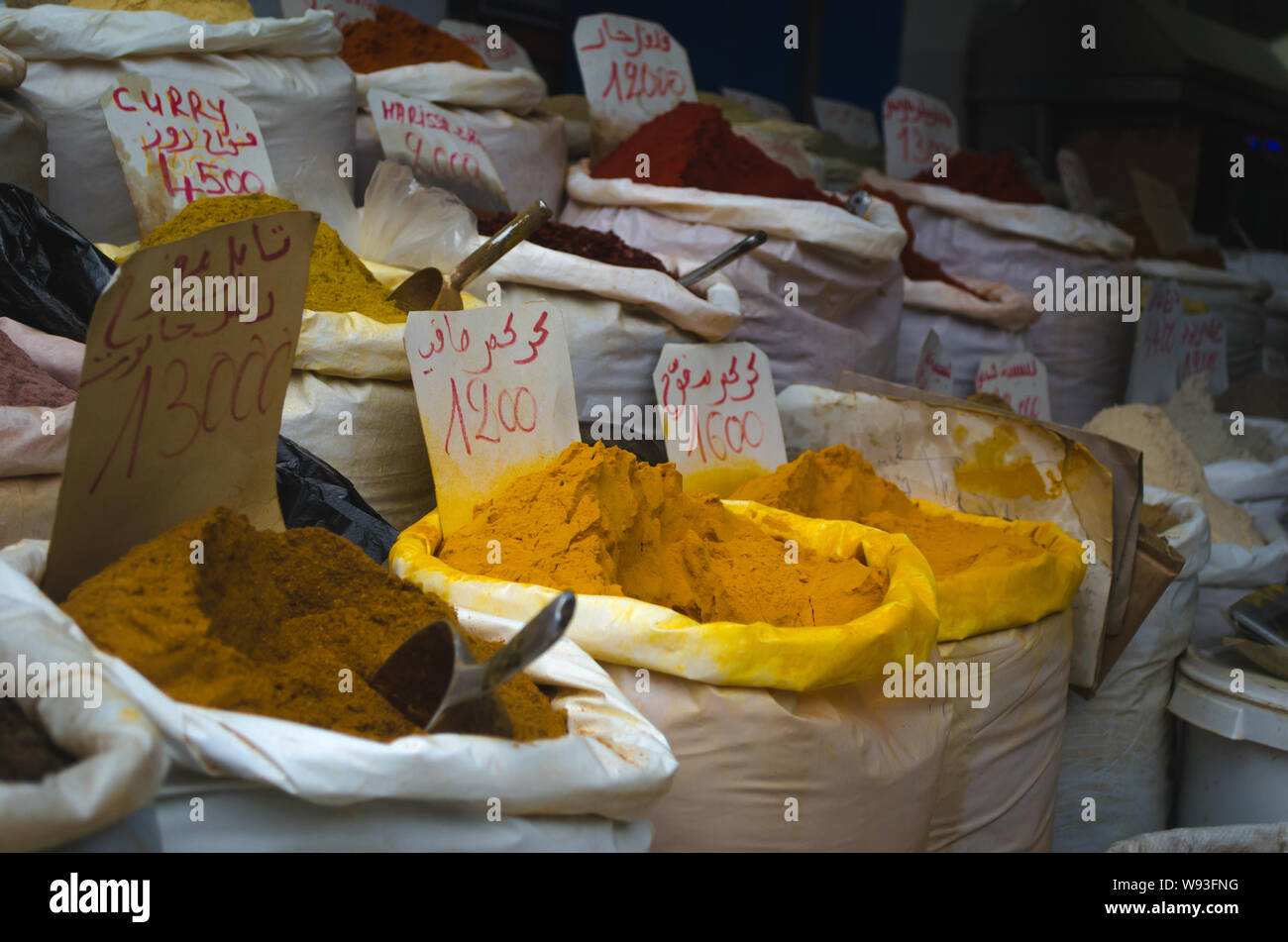 Tunesische Gewürze werden auf dem Markt in Medina von Sousse, Tunesien, verkauft Stockfoto