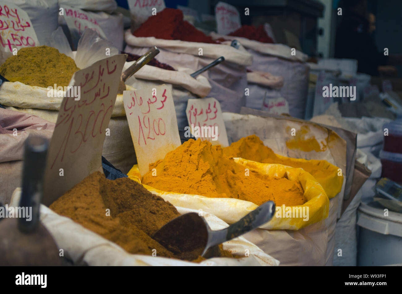 Tunesische Gewürze werden auf dem Markt in Medina von Sousse, Tunesien, verkauft Stockfoto