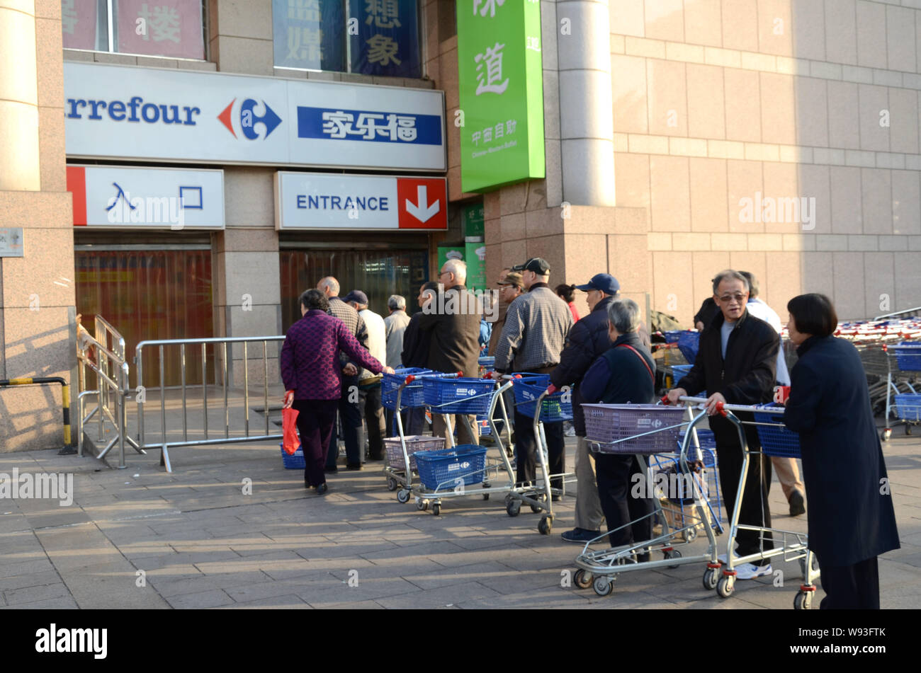 ------ Chinesische Kunden Warteschlange vor einen Carrefour Markt in Peking, China Shop, 25. Oktober 2012. Ein Messer schwingenden Mann vier peop verletzt Stockfoto