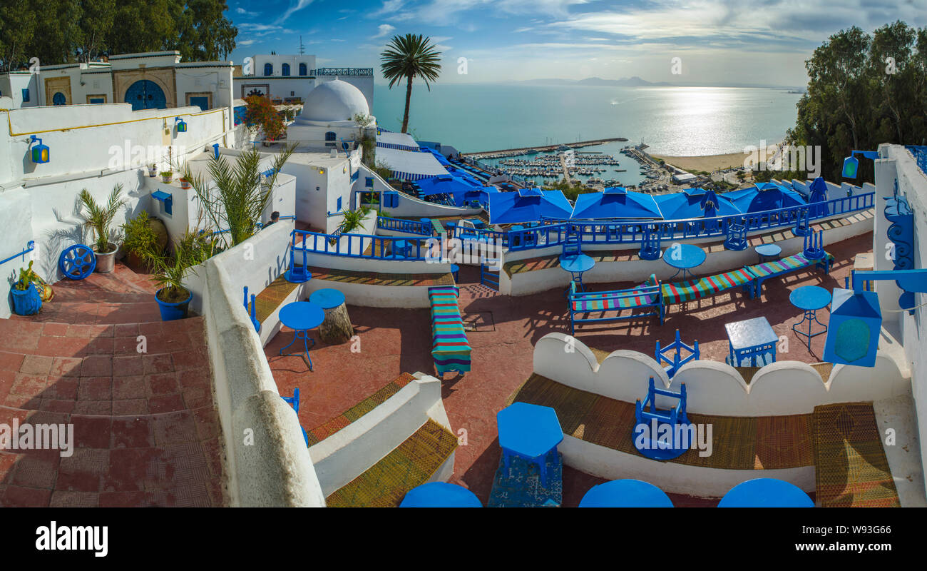 Touristisch malerischen Dorfes Sidi Bou Said. Berühmte Cafe mit schöner Aussicht. Tunesien Stockfoto
