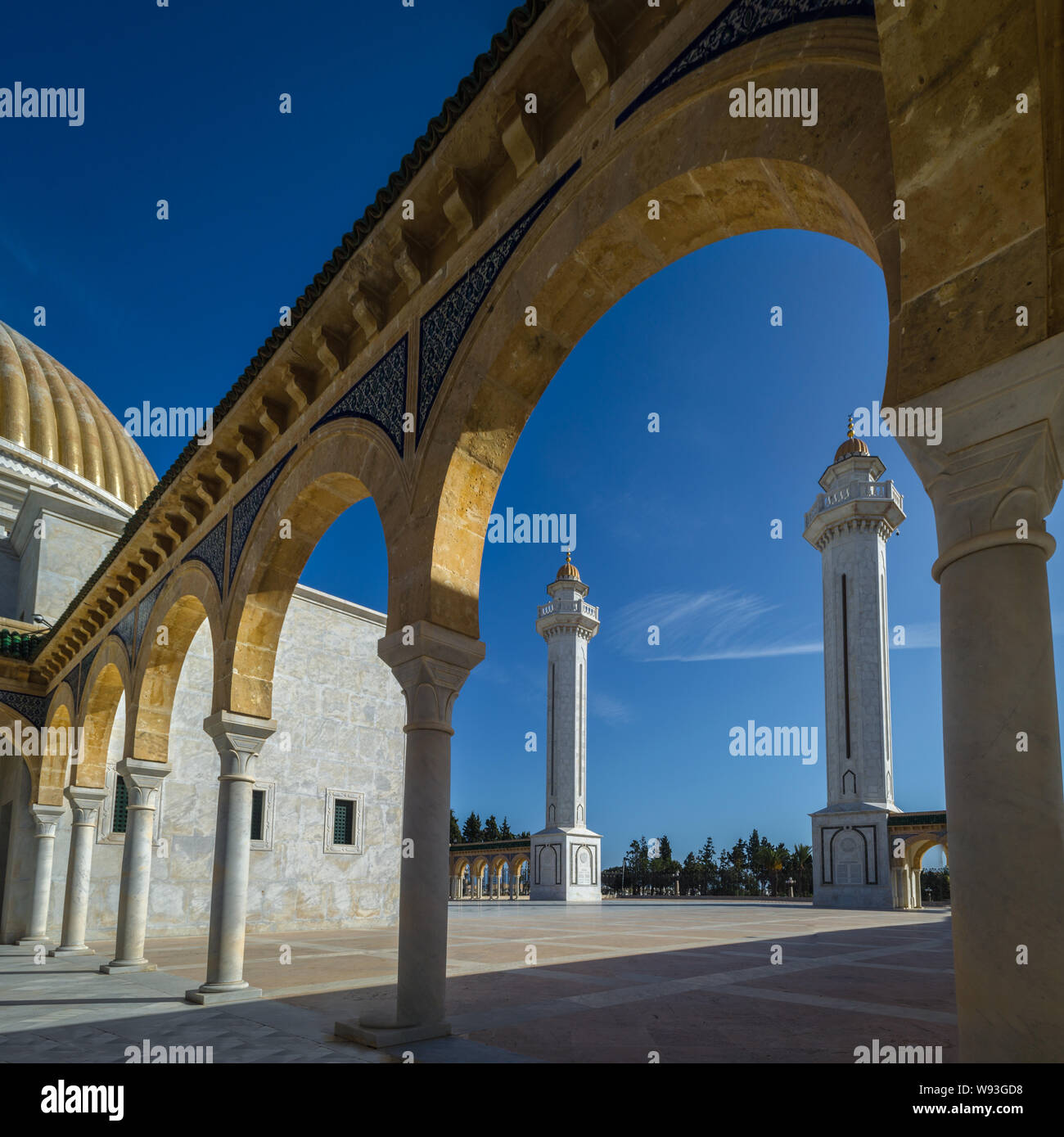 Spalten und Minarett der Mausoleum des ersten Präsidenten der Tunesien - Habib Bourguiba, in Monastir, Tunesien. Stockfoto