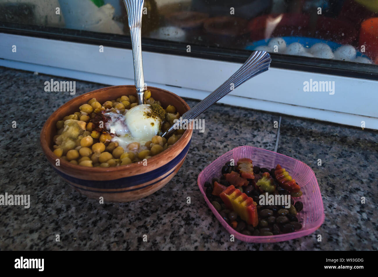 Lablebi Lablabi oder eine traditionelle tunesische Gerichte auf der Basis von Kichererbsen. Typische Straße Essen in Tunesien. Lablabi und eingelegtes Gemüse Stockfoto