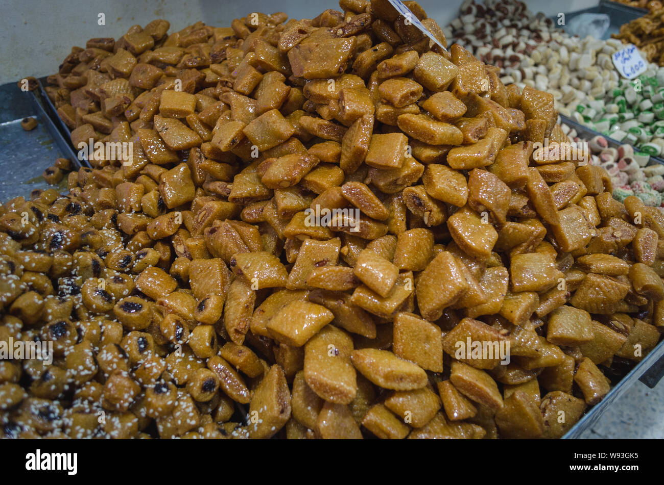 Makroudh, algerischen und tunesischen Traditionelle süßes Gebäck mit Datteln und Nüssen oder Mandeln gefüllt. Stockfoto