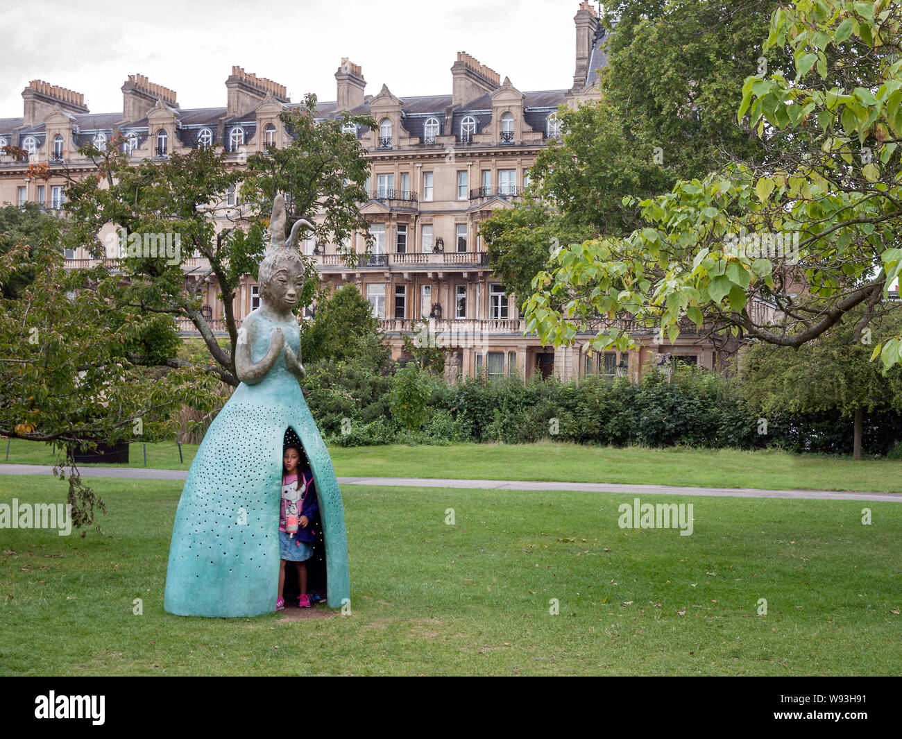 Leiko Ikemura' Usagi Kannon II' im Regents Park London Teil der Frieze Art Show Stockfoto