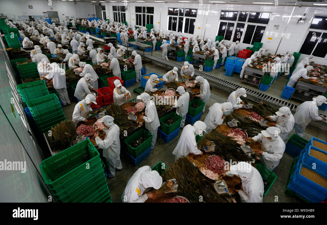 Die chinesischen Arbeiter, Reis, Knödel (Zongzi) für die Dragon Boat Festival oder Duanwu Festival in der Fabrik von Wu Fangzhai in Lijiang, Ostchina Zhe Stockfoto