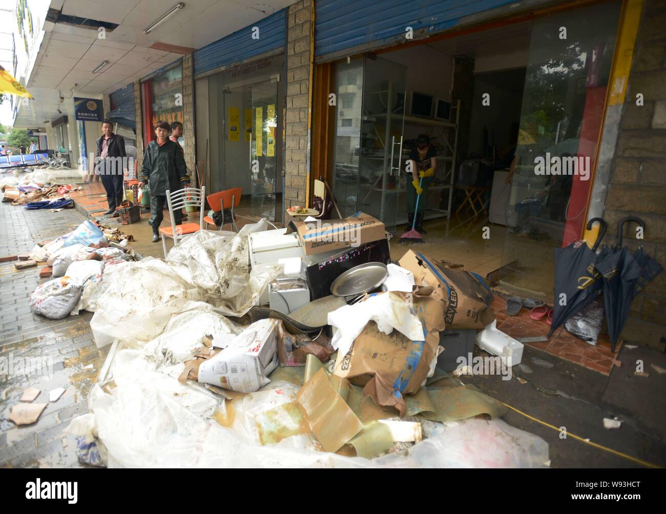 Chinesische Arbeiter clean up Durcheinander verursacht durch Taifun Fitow in Hangzhou, China Zhejiang provinz, 8. Oktober 2013. Ein massiver Taifun, forder hatte Stockfoto