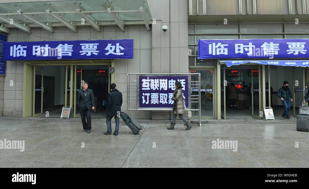 Passagier gehen in einen temporären Ticket Office für ihren Frühling Festival Tickets in Hangzhou, China Zhejiang Provinz, am 7. Januar 2013. Passenge Stockfoto