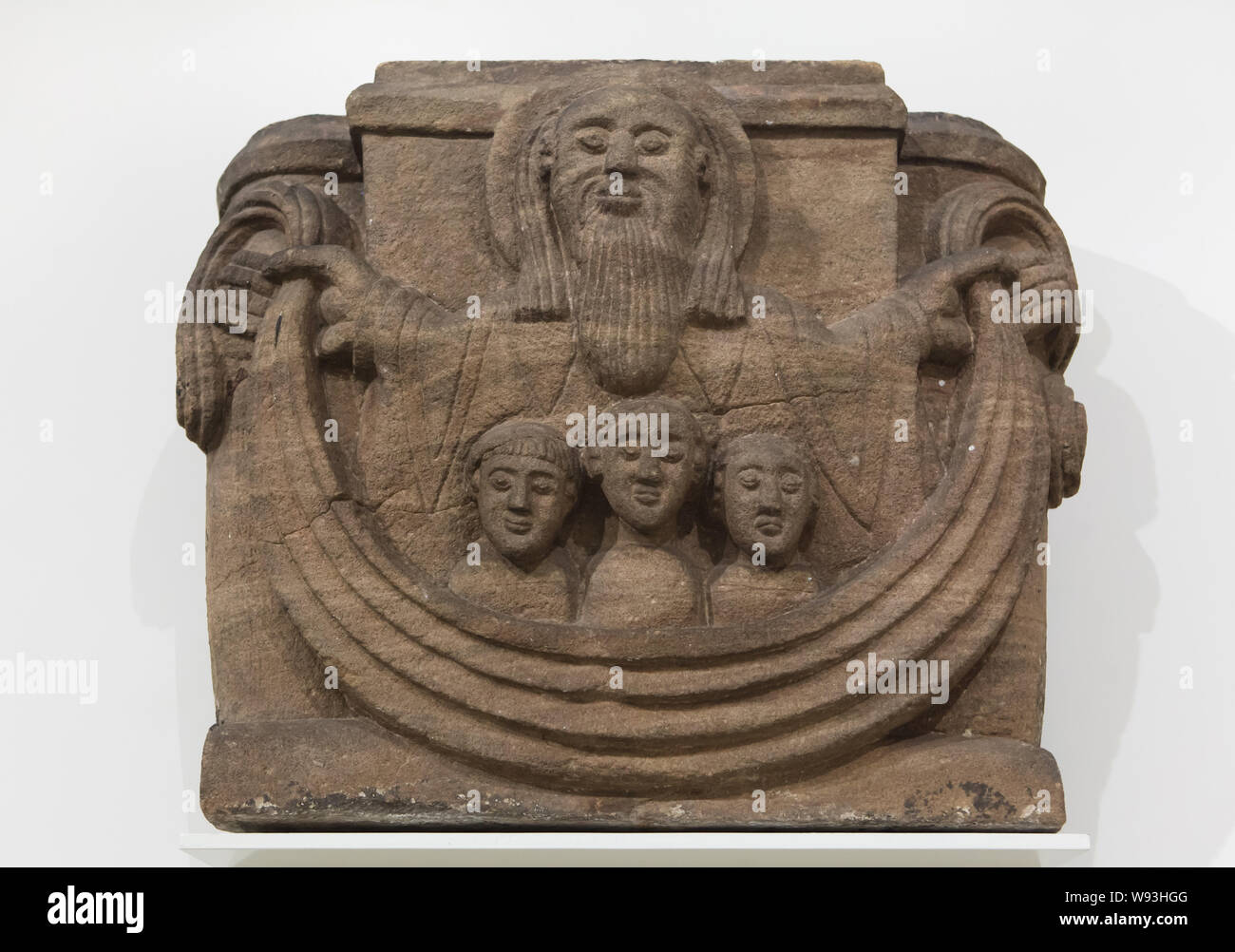 Die Gerechten in Abrahams Schoß. Romanische Kapital aus dem 12. Jahrhundert datiert aus dem alspach Abbey (Abbaye d'Alspach), nun im Unterlinden Museum (Musée Unterlinden in Colmar, Elsass, Frankreich. Stockfoto