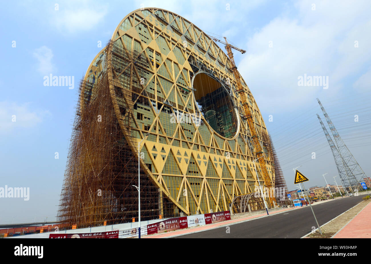 Die Münze-förmige Guangzhou Yuan Tower, buchstäblich Guangzhou runder Turm, ist im Bau am Ufer des Pearl River in Guangzhou City, South C Stockfoto