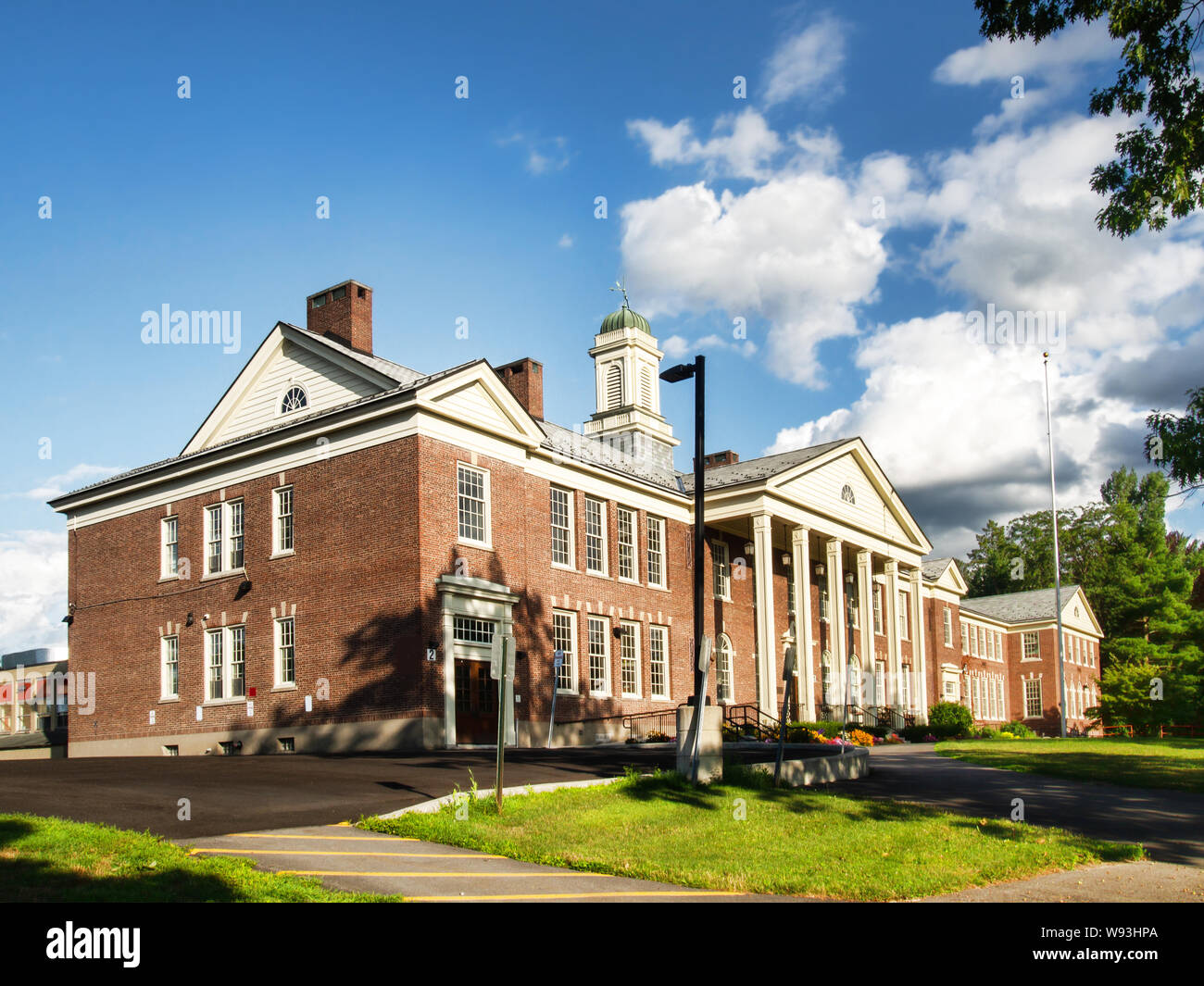 Klassische amerikanische Schule Eingang und außen Stockfoto