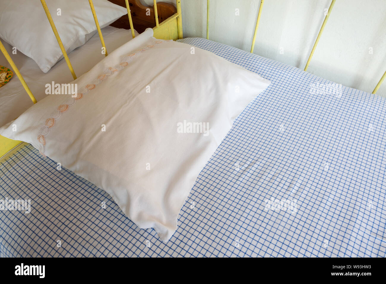 Möbel details der alten und saubere Betten mit Kissen, Teil der alten Vintage Style Haushalt Zimmer. Stockfoto