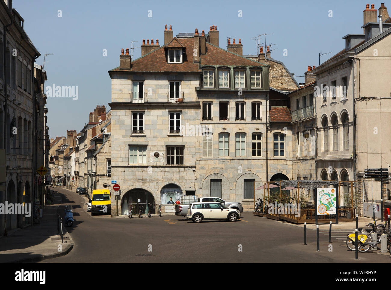 Geburtsort der Brüder Lumière in Besançon, Frankreich. Die Erfinder des bewegten Bildes Auguste und Louis Lumière wurden in diesem Haus auf der Ecke der Grande Rue und Place Victor Hugo geboren. Stockfoto