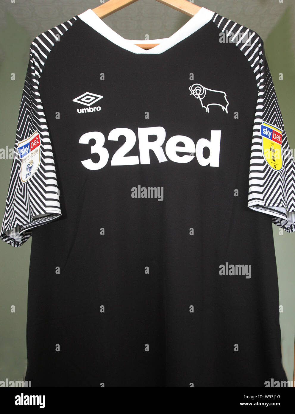 Derby County FC offizielle Replica Kit mit dem Wayne Rooney Nummer 32 Shirt mit Sponsoren 32 Rot. Auch Skybet Meisterschaft Logos. Stockfoto