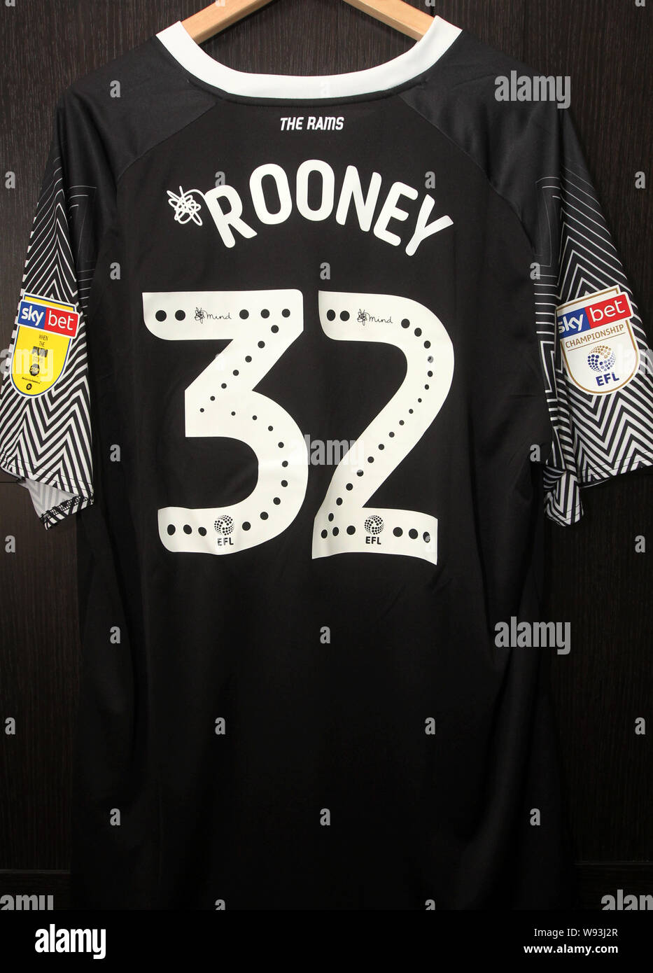 Derby County FC offizielle Replica Kit mit dem Wayne Rooney Nummer 32 Shirt mit Sponsoren 32 Rot. Auch Skybet Meisterschaft Logos. Stockfoto