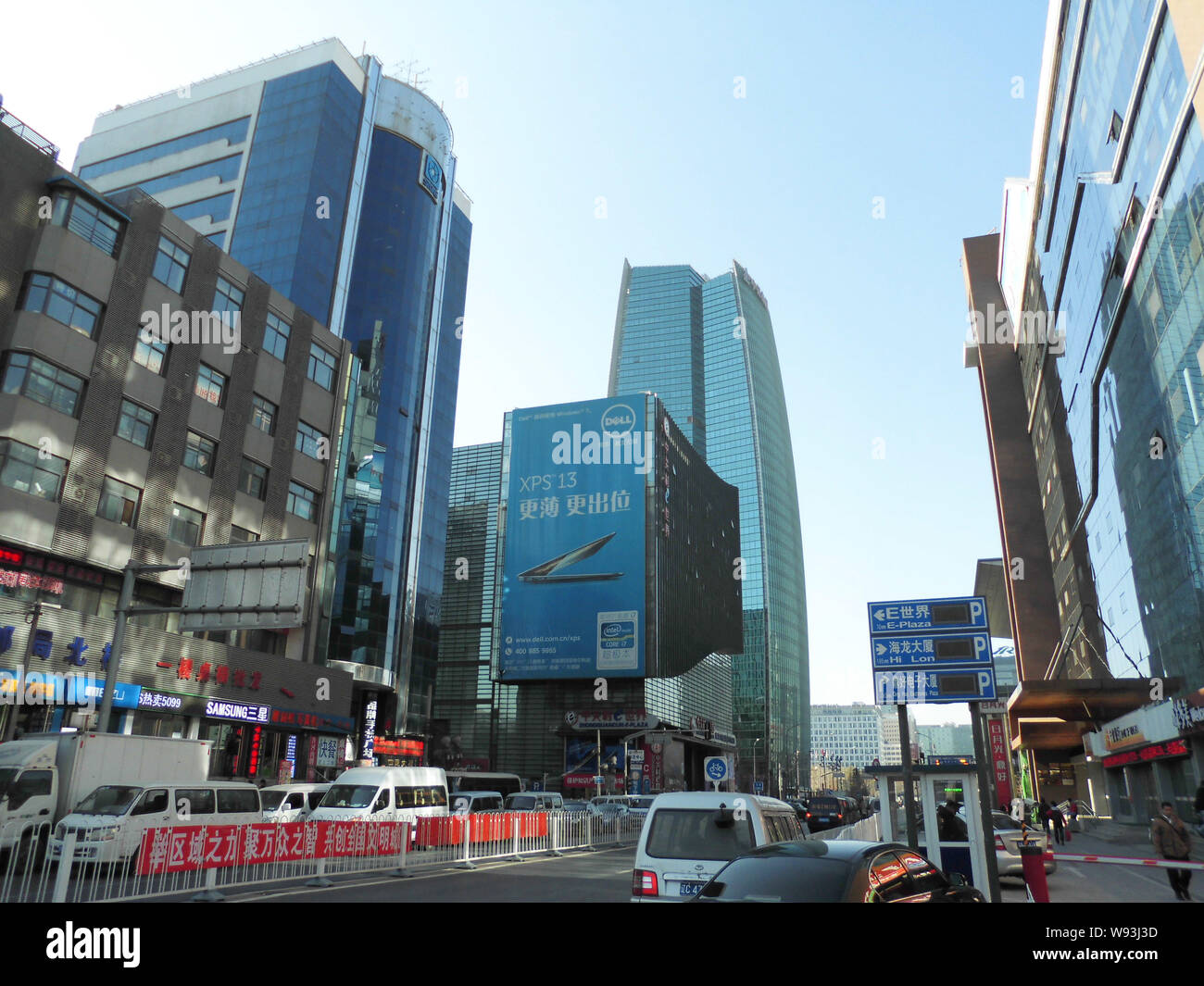---- Fahrzeuge fahren Sie an Electronic Shopping Malls an beiden Seiten der Straße in Zhongguancun Science Park, Haidian District, Beijing, China, Stockfoto