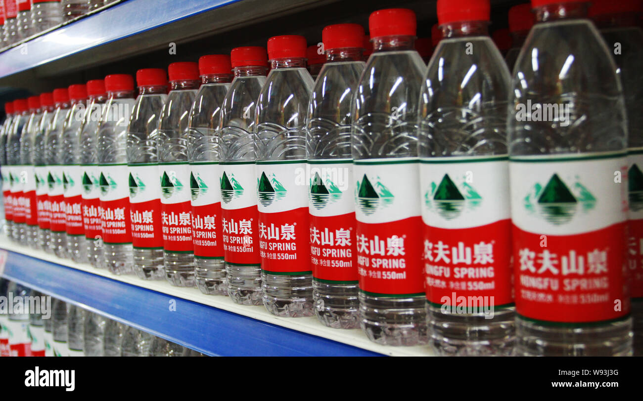 ------ Flaschen Nongfu Quellwasser sind für den Verkauf in einem Supermarkt in Sanmenxia angezeigt, Zentrale China Provinz Henan, 7. Mai 2013. Autolöscher Nongfu Stockfoto
