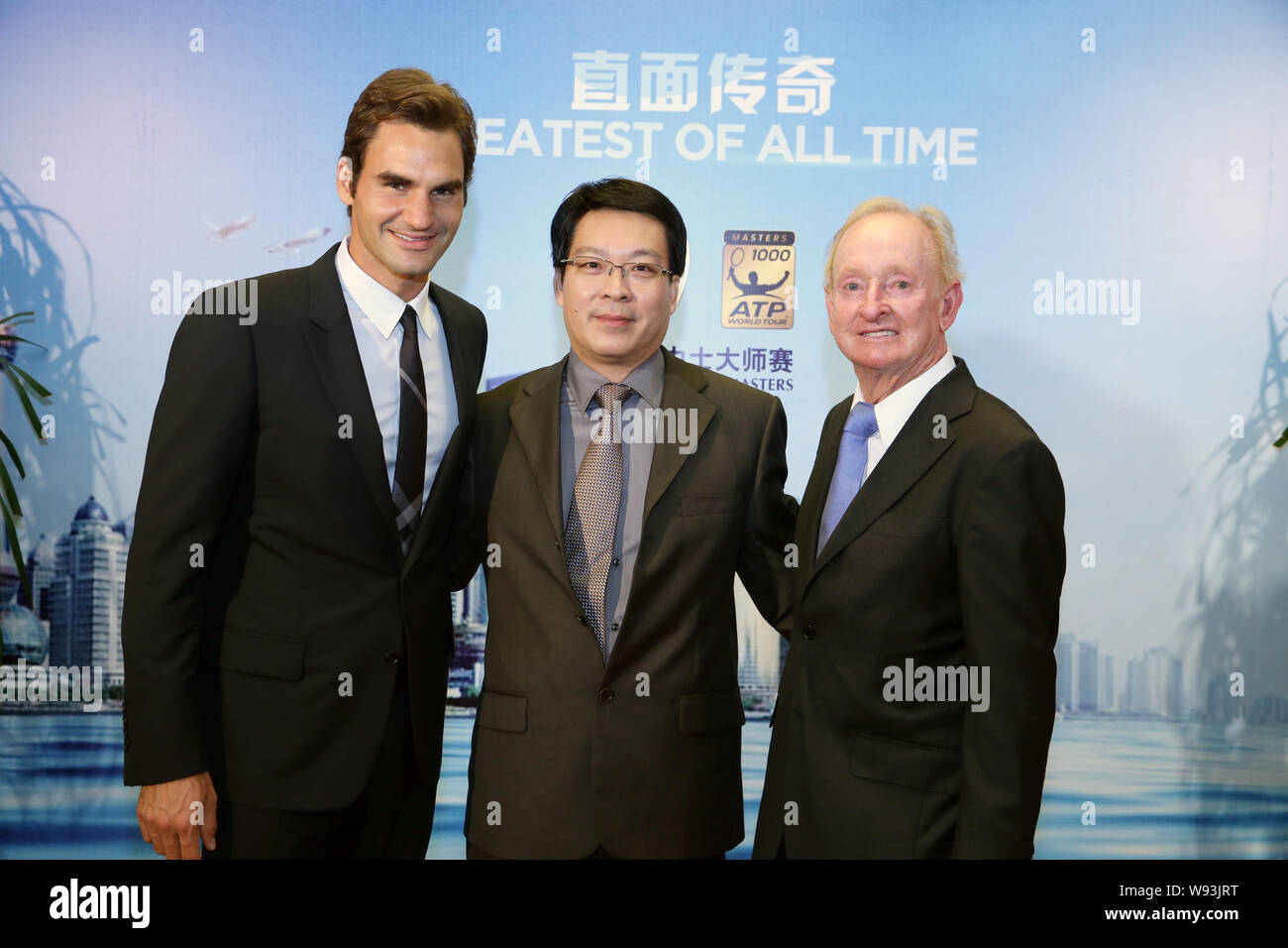 Roger Federer von der Schweiz, Links, wirft mit Australias Tennislegende Rod Laver, rechts, während der begrüßungszeremonie der Shanghai Rolex Masters 2013 Stockfoto