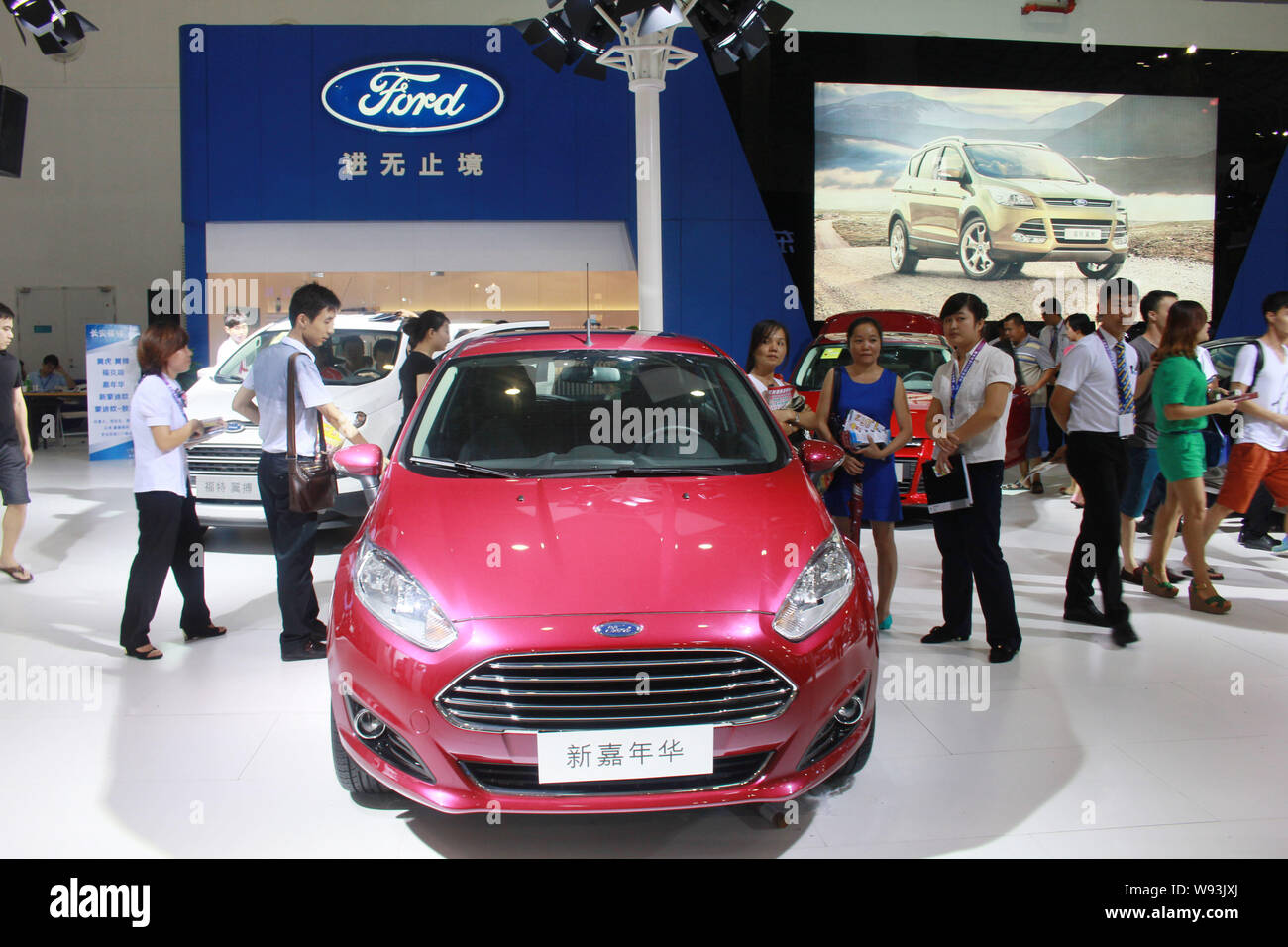 ---- Besucher an einem Ford Fiesta bei einem Automobil Ausstellung in Haikou, South China Hainan Provinz betrachten, 7. September 2013. Am 7. Oktober 1913, H Stockfoto