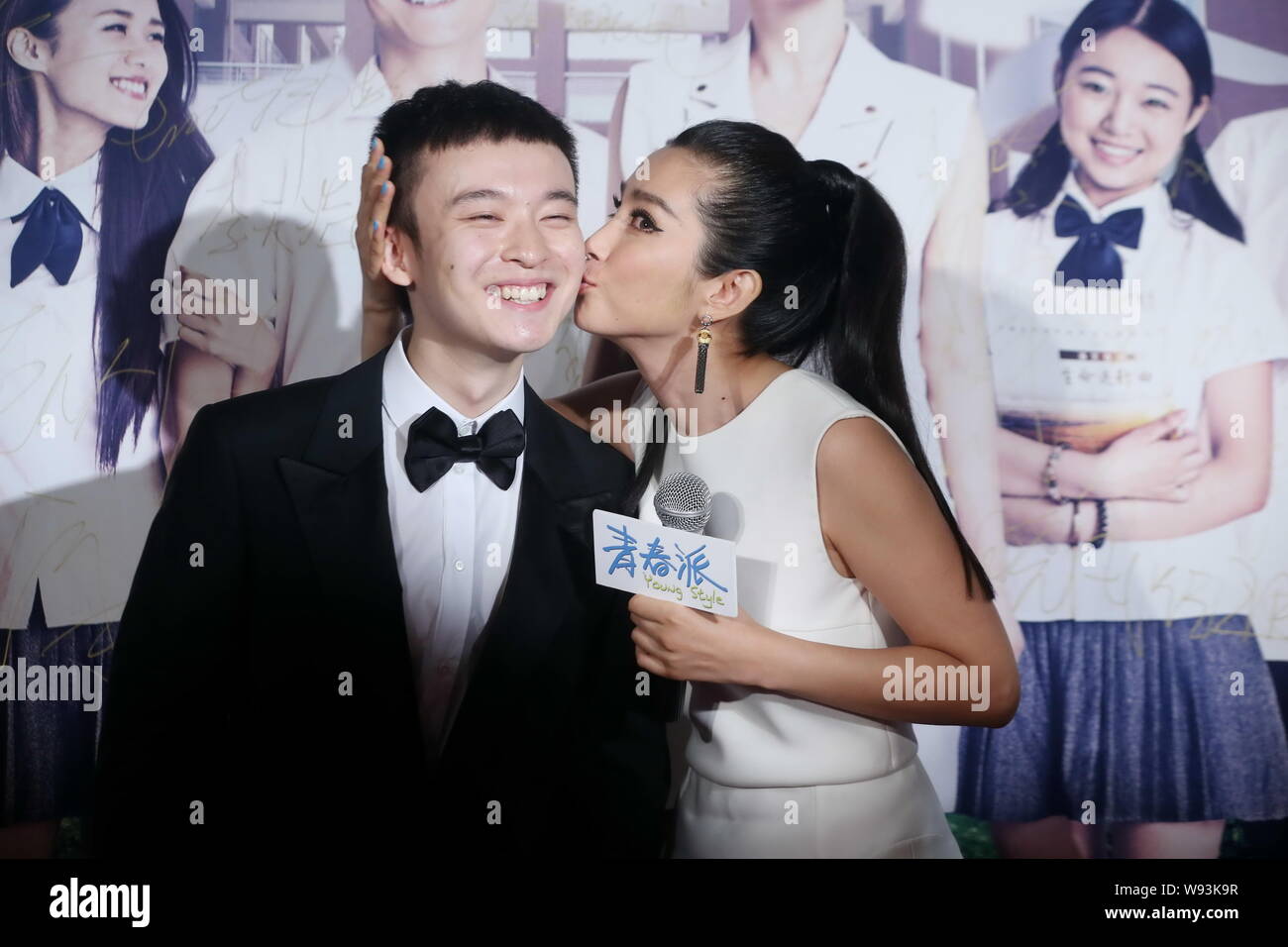 Chinesische Schauspielerin Li Bingbing, rechts, Küsse chinesischen Schauspieler Dong Zijian während einer Premiere für seinen neuen Film, Young Style, in Peking, China, 29. Juli 2013 Stockfoto