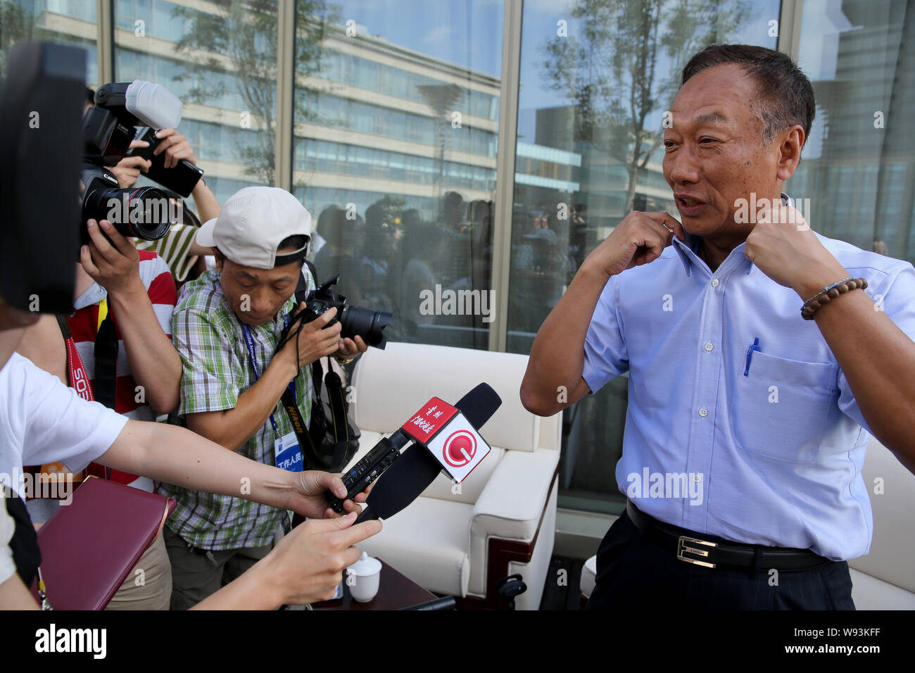--FILE - Terry Gou, Vorstandsvorsitzender der Hon Hai Precision Industry Co., Ltd. und die Foxconn Technology Group, ist während einer Pressekonferenz in Guiyang interviewt, Stockfoto