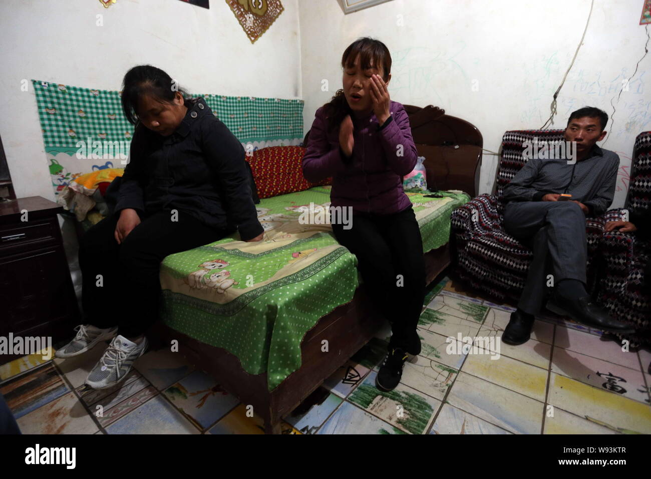 ---- Die Familie der beiden Mädchen vergiftet Trauern in Pingshan County, Shijiazhuang City, North China Provinz Hebei, 2. Mai 2013. Die headmistr Stockfoto