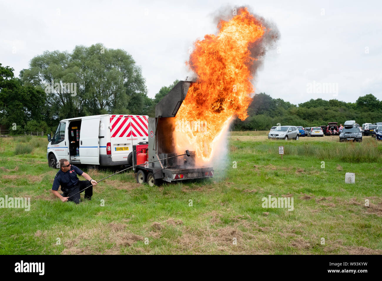 Feuerwehr Demonstration der Auswirkungen von gießt Wasser auf einem Chip Pan Oil Feuer. Stockfoto