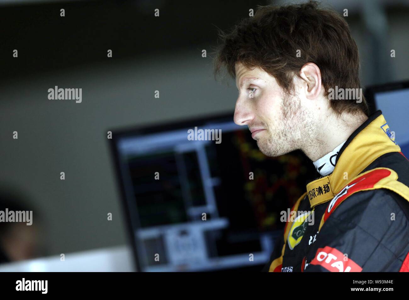 Lotus Fahrer Romain Grosjean der Französischen entspannt vor dem ersten Training auf dem Shanghai International Circuit in Vorbereitung auf die bevorstehende Stockfoto