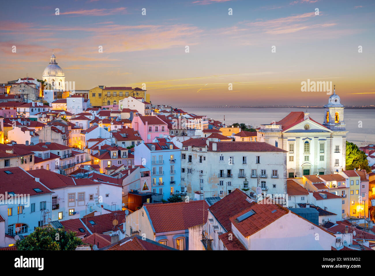 Skyline von alfama von Lissabon, Portugal in der Morgendämmerung Stockfoto