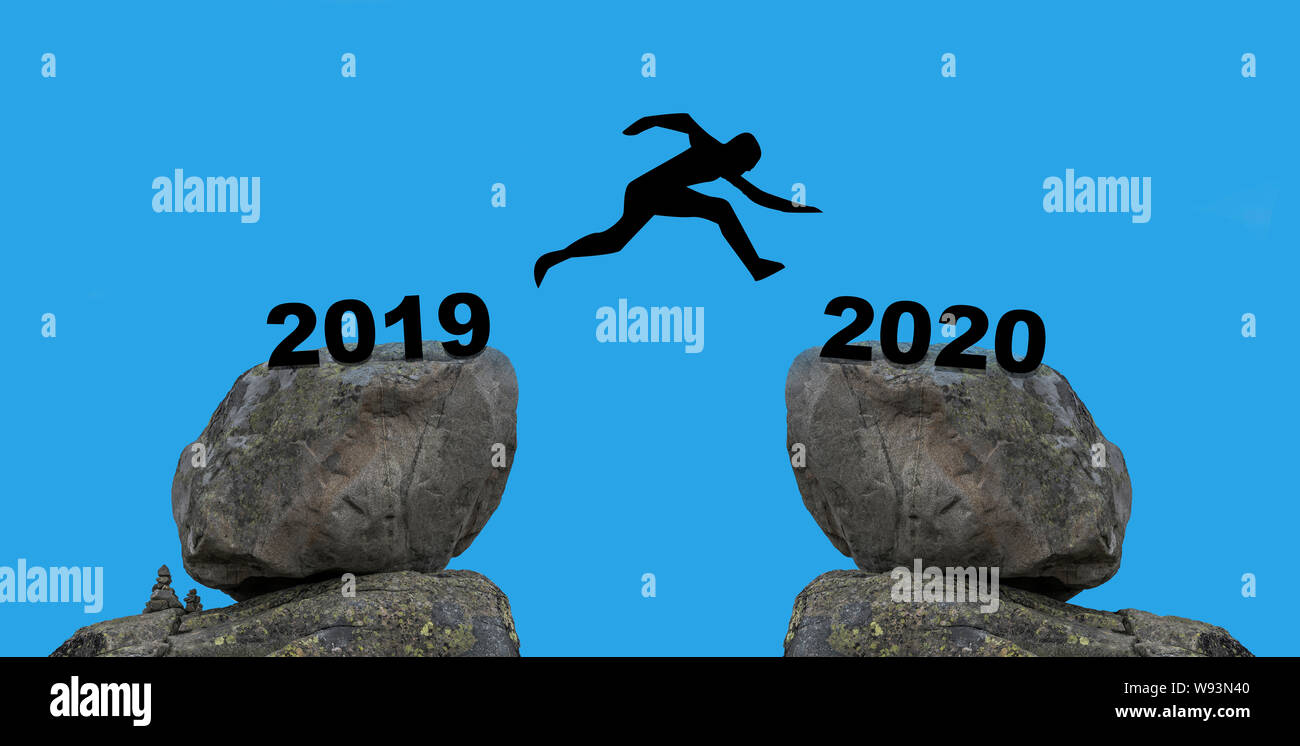 Ein Mann springen Sie zwischen 2019 und 2020 Jahre von einem Rock zu einem anderen Felsen Stockfoto