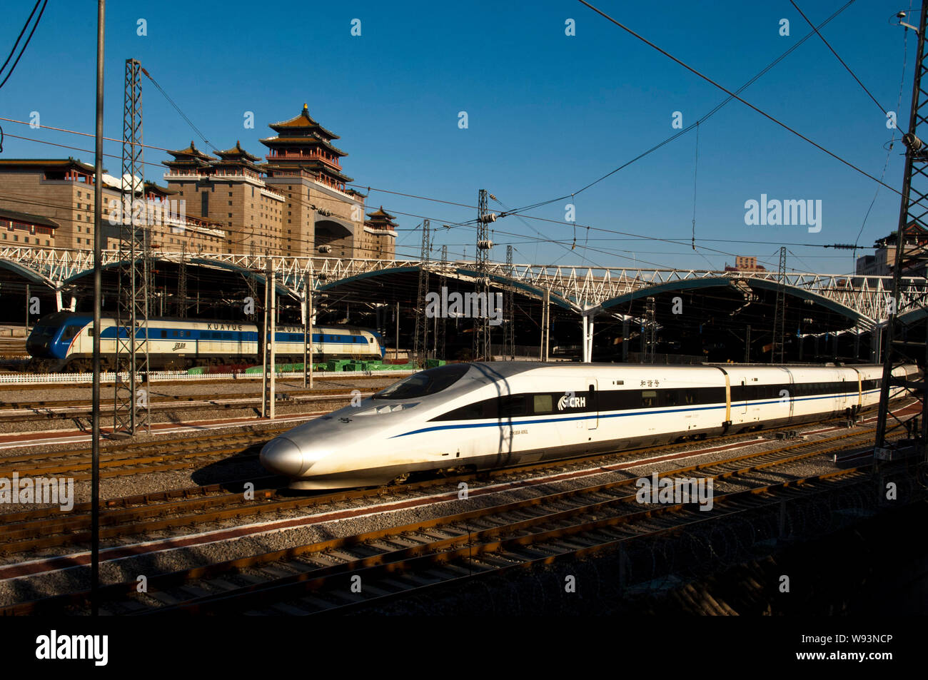 Ein CRH380 A Bullet Train Reisen auf dem Beijing-Guangzhou S-Bahn fährt vom Pekinger Westbahnhof in Peking, China, 23 Deze Stockfoto