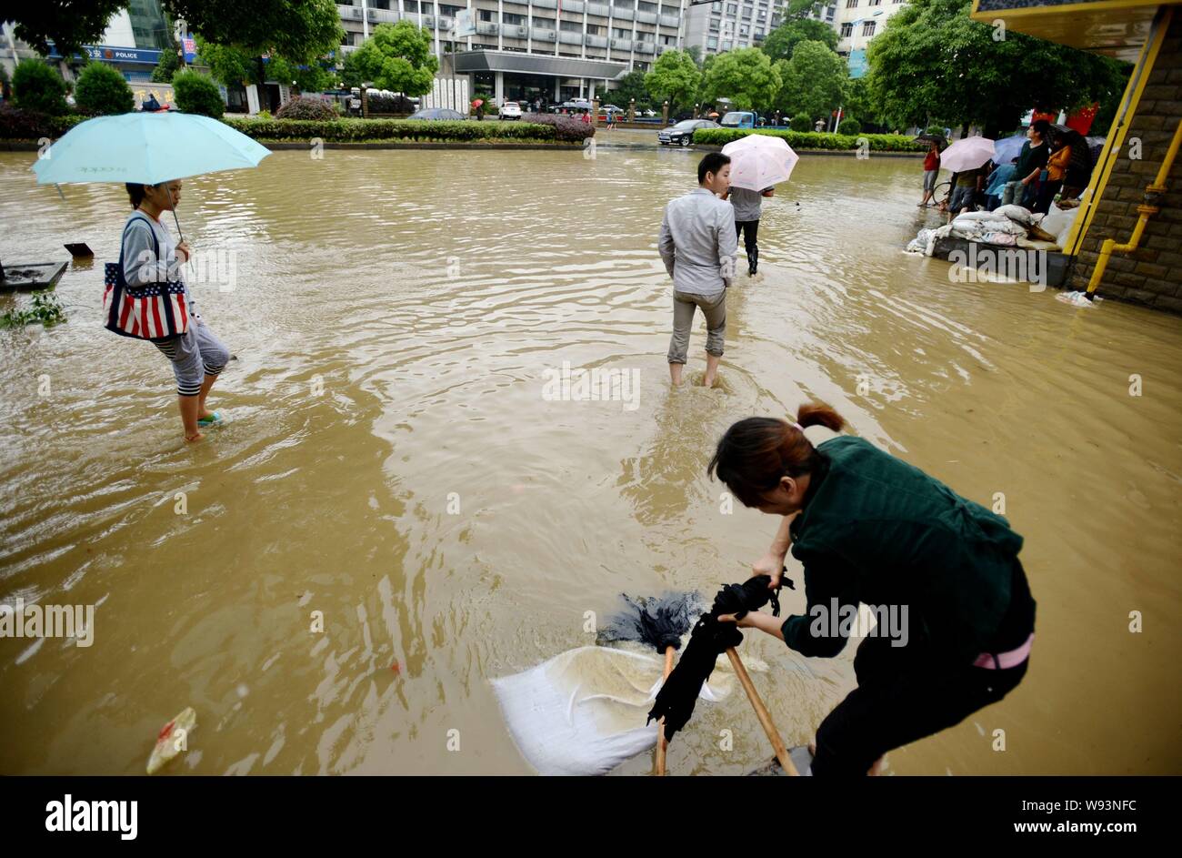 Chinesische Bürger aufräumen Verwirrungen verursacht durch Taifun Fitow in Hangzhou, China Zhejiang provinz, 8. Oktober 2013. Ein massiver Taifun, Prom hatte Stockfoto