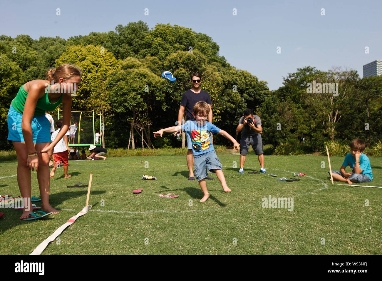 Ein ausländisches Kind eintretenden, Zentrum, tritt ein Flip-flop im 4. Werfen Tatane Schale an der Century Park in Pudong, Shanghai, China, 15. September 2013. Stockfoto