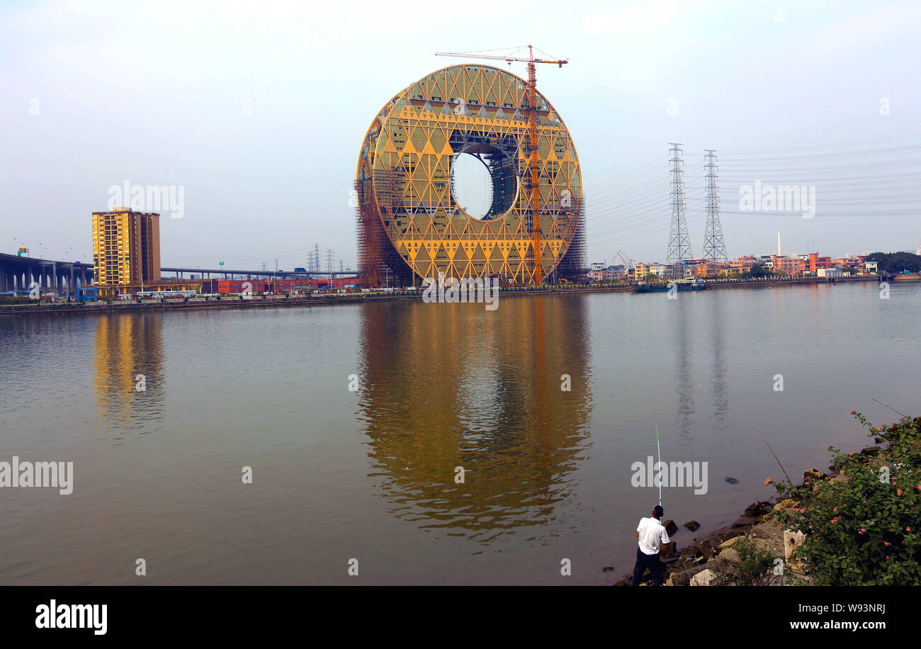 Die Münze-förmige Guangzhou Yuan Tower, buchstäblich Guangzhou runder Turm, ist im Bau am Ufer des Pearl River in Guangzhou City, South C Stockfoto