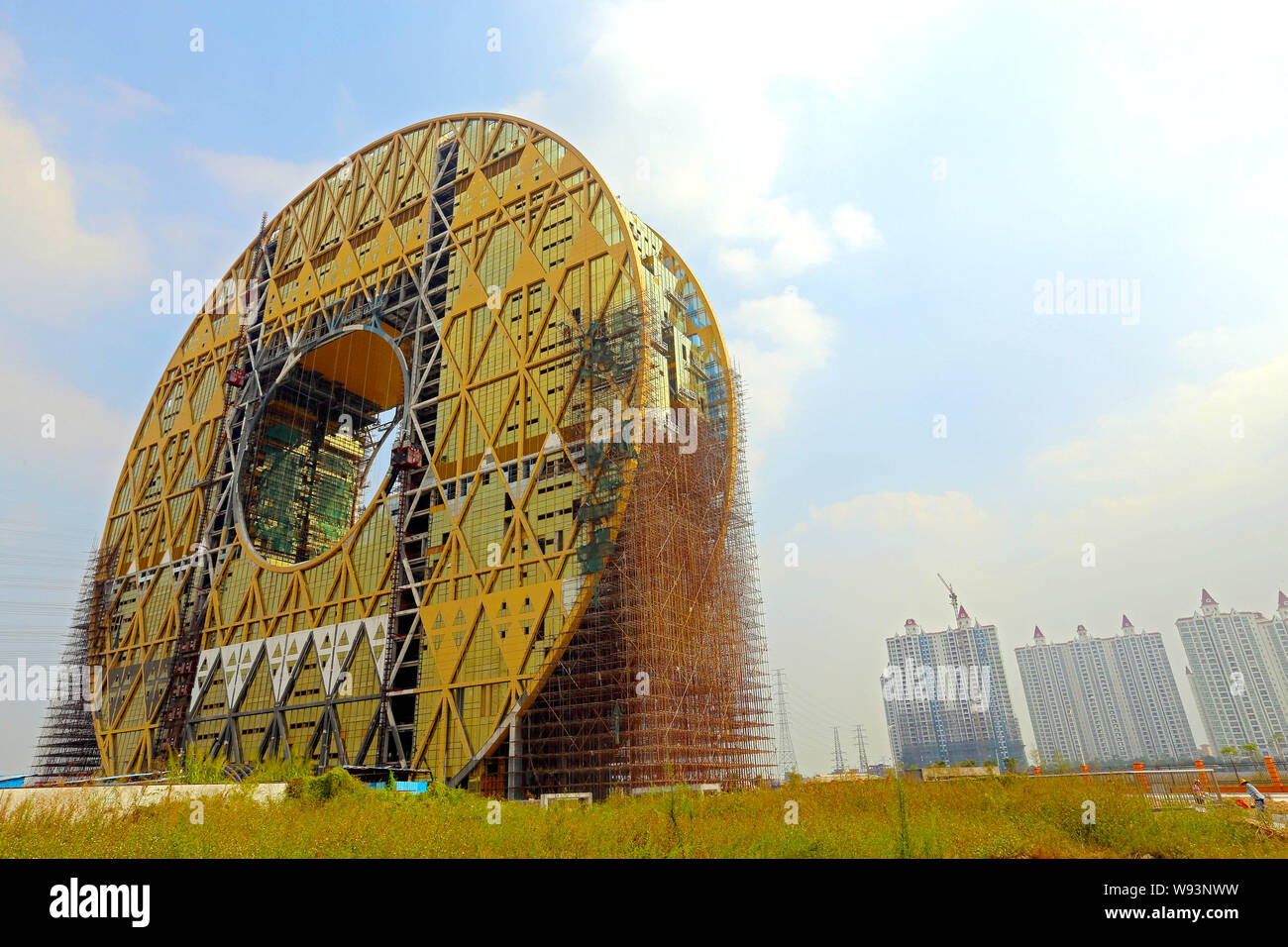 Die Münze-förmige Guangzhou Yuan Tower, buchstäblich Guangzhou runder Turm, ist im Bau am Ufer des Pearl River in Guangzhou City, South C Stockfoto