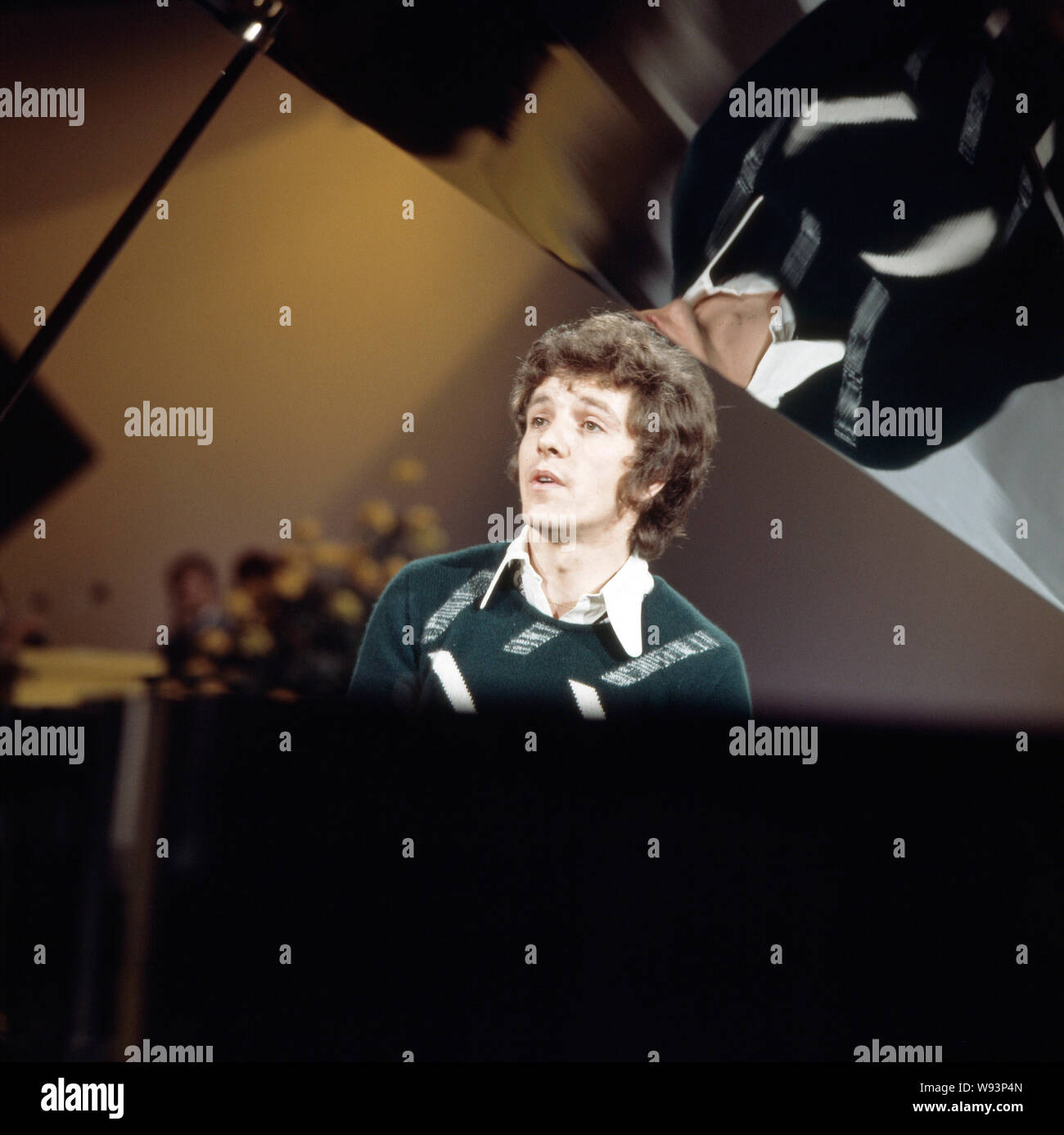 TV-Auftritt des deutschen Wis, Moderator, Sänger, Komponist und Buchautor Michael Schanze, Deutschand Ende der 1970er Jahre. TV Leistung der Deutschen Schauspieler, Moderator, Sänger, Komponist und Buchautor Michael Schanze, Deutschland Ende der 1970er Jahre. Stockfoto