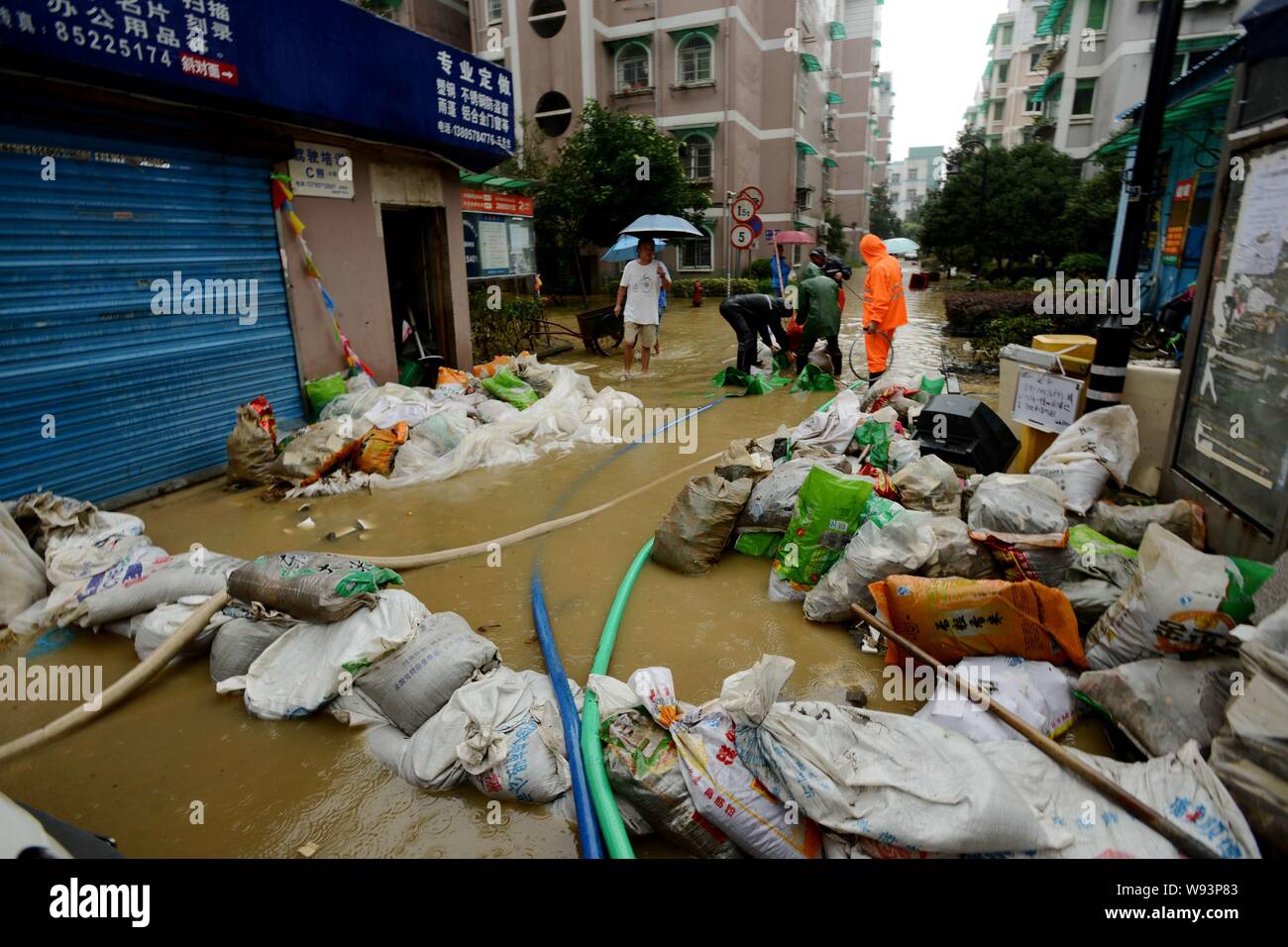 Chinesische Arbeiter clean up Durcheinander verursacht durch Taifun Fitow in Hangzhou, China Zhejiang provinz, 8. Oktober 2013. Ein massiver Taifun, forder hatte Stockfoto