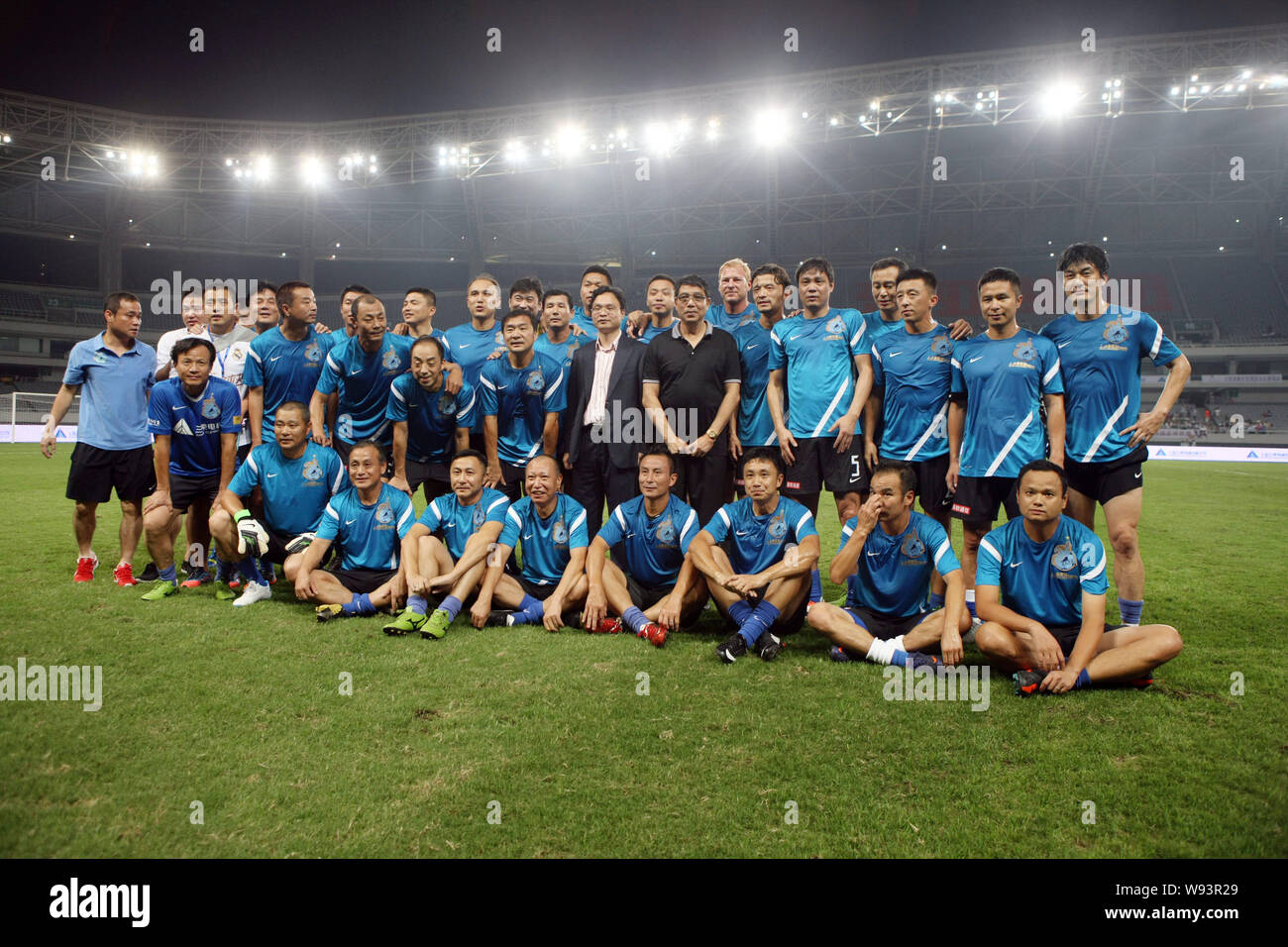 Mitglieder von Shanghai Clever FC posieren für Fotos der Gruppe vor einem Fußball-Spiel gegen Real Madrid Leyendas in Shanghai, China, 24. September 201 Stockfoto