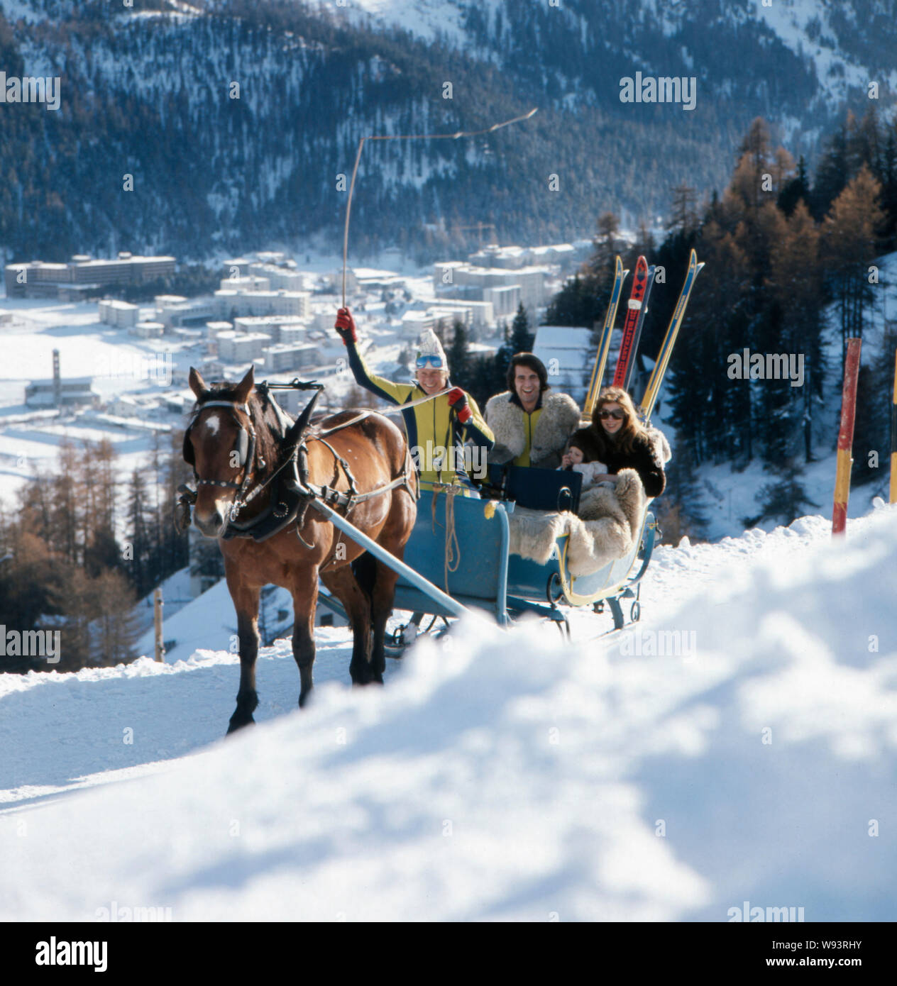Der deutsche Sänger, Moderator, Songwriter und Gitarrist Peter Rubin bei einem Fotoshooting in den Bergen im Schnee mit seiner Familie im Schlitten, Anfang der 1970er Jahre. Die deutsche Sängerin, Moderatorin, Songwriter und Gitarrist Peter Rubin bei einem Shooting in den Bergen im Schnee mit seiner Familie in einem Schlitten in den frühen 1970er Jahren. Stockfoto