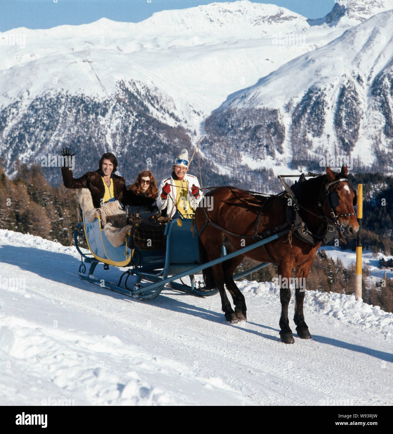 Der deutsche Sänger, Moderator, Songwriter und Gitarrist Peter Rubin bei einem Fotoshooting in den Bergen im Schnee mit seiner Familie im Schlitten, Anfang der 1970er Jahre. Die deutsche Sängerin, Moderatorin, Songwriter und Gitarrist Peter Rubin bei einem Shooting in den Bergen im Schnee mit seiner Familie in einem Schlitten in den frühen 1970er Jahren. Stockfoto