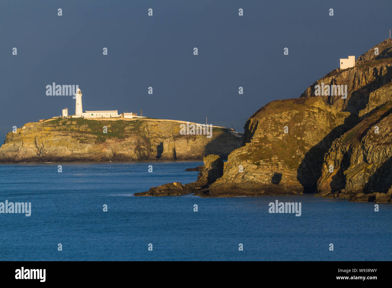 South Stack Lighthouse und Elins oder Ellins Turm im Morgenlicht. Holyhead, Anglesey, North Wales, UK, Tele. Stockfoto