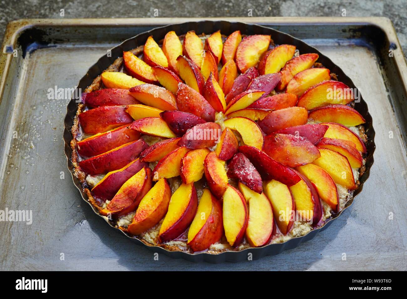 Hausgemachte vegan Obstkuchen mit Nektarinen und frangipane Mandelcreme Stockfoto