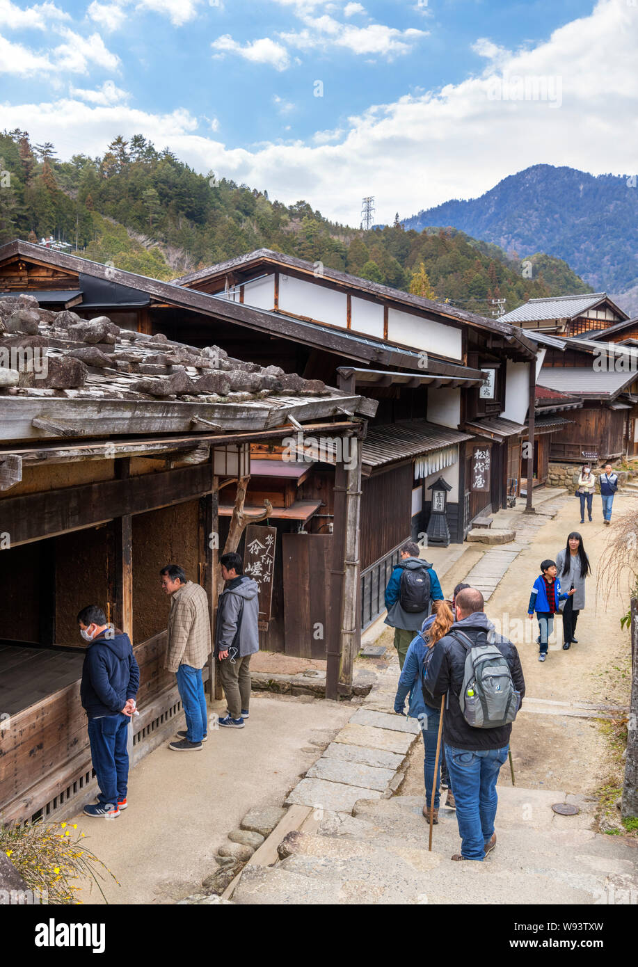 Besucher in der Alten Post Stadt Tsumago (Tsumago-juku), Nagiso, Kiso Bezirk, Präfektur Nagano, Japan Stockfoto