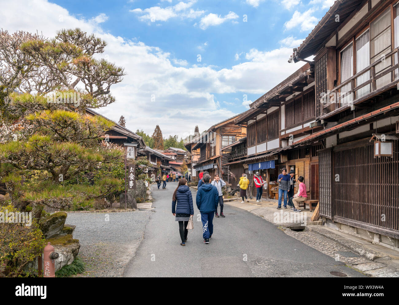 Besucher gehen auf die Hauptstraße in der Alten Post Stadt Tsumago (Tsumago-juku), Nagiso, Kiso Bezirk, Präfektur Nagano, Japan Stockfoto