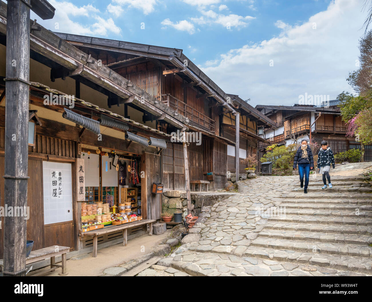 Besucher in der Alten Post Stadt Tsumago (Tsumago-juku), Nagiso, Kiso Bezirk, Präfektur Nagano, Japan Stockfoto