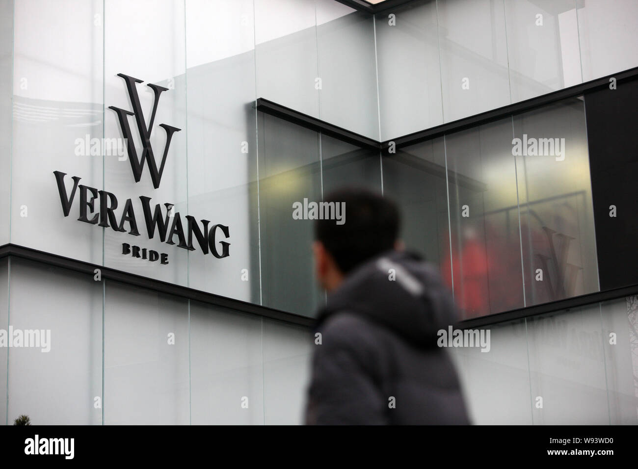 ---- Einen Fußgänger an der Vera Wangs erste Flaggschiff bridal Shop in China, die sich auf die Innenstadt von Madang Road in Shanghai, China, 4. Februar Stockfoto