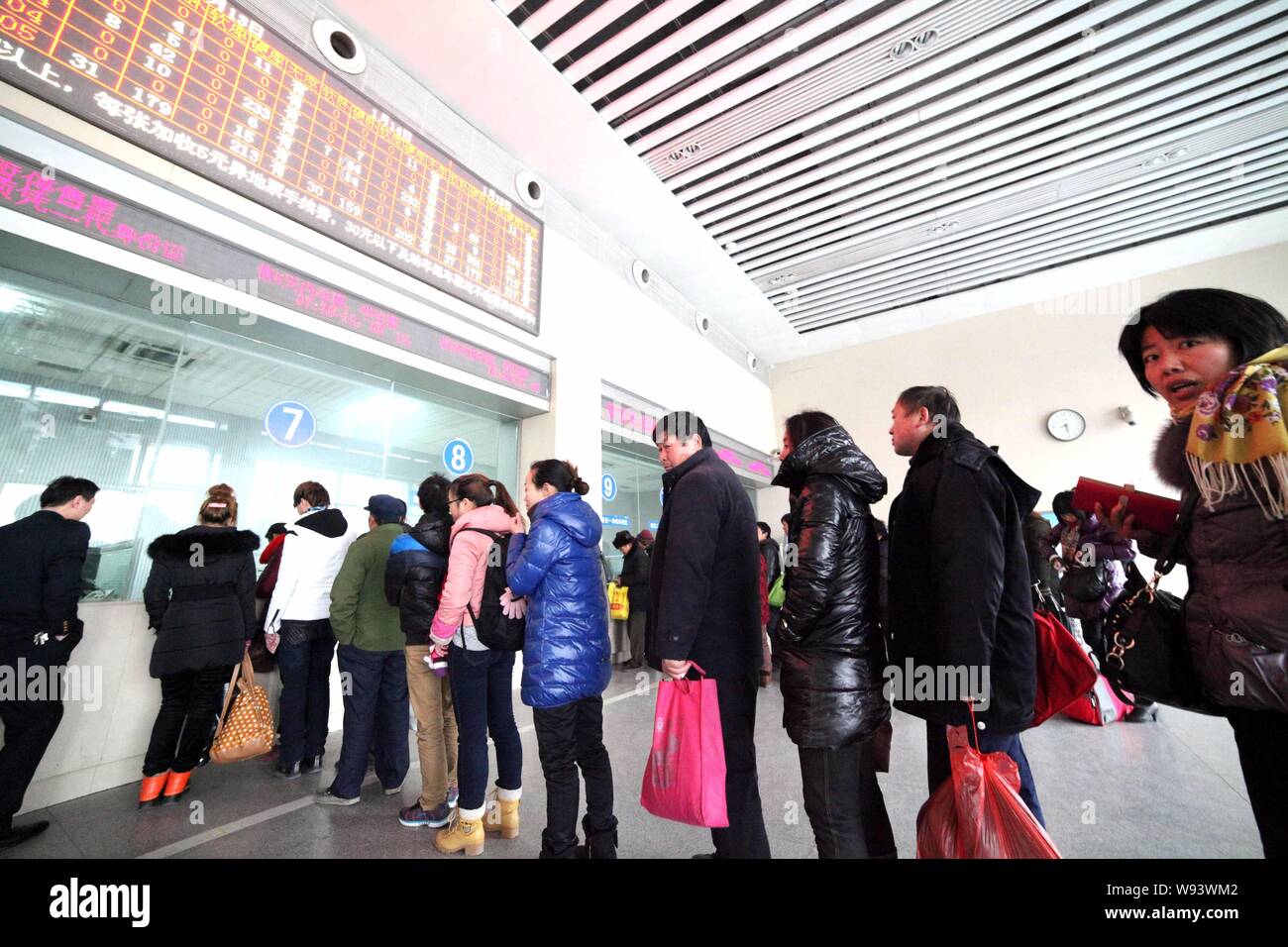 Passagiere auf Warteschlange Spring Festival Tickets zu einem Bahnhof in Haozhou zu kaufen, East China Provinz Anhui, vom 7. Januar 2013. Passagiere ein. Stockfoto