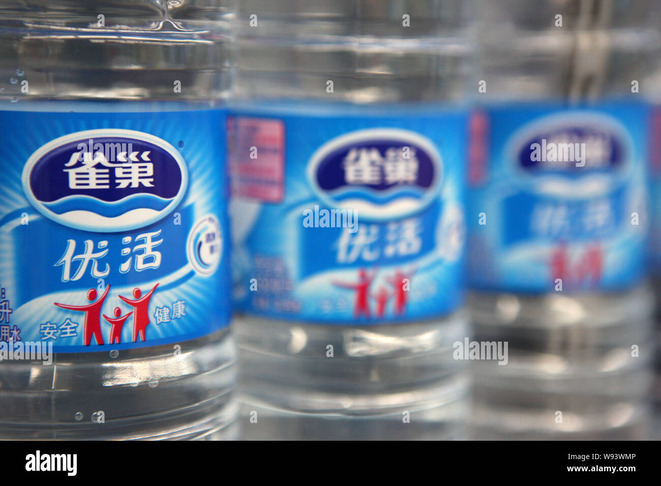 Flaschen von Nestle Wasser sind für den Verkauf an eine Mall in Shanghai, China, 28. Januar 2013. Die Wasserqualität ist eine große Sorge für die chinesischen Verbraucher. Sie sind Stockfoto