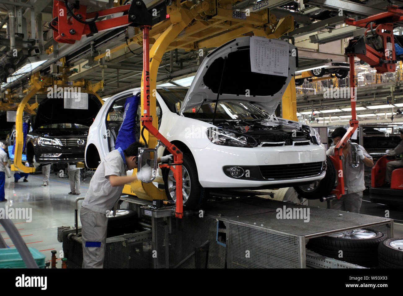 ------ Chinesische Arbeiter Volkswagen Autos am Fließband in einer automatischen Anlage von FAW-VW in Changchun Stadt zusammenbauen, im Nordosten Chinas in der Provinz Jilin, 2 Stockfoto